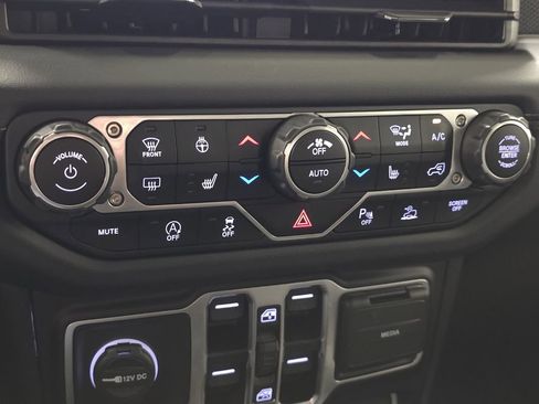 Used 2025 Jeep Wrangler Unlimited Rubicon image 29