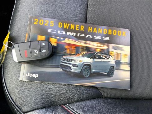 Used 2025 Jeep Compass Trailhawk AWD/4WD image 12