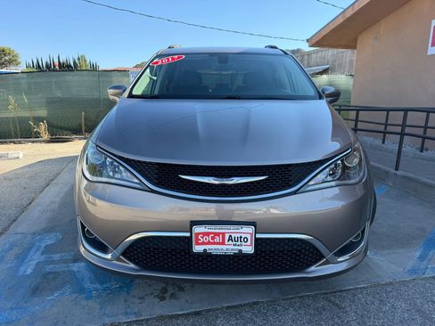 Used 2017 Chrysler Pacifica Touring-L w/ Tire & Wheel Group FWD image 8