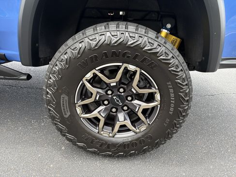 Used 2025 Chevrolet Colorado ZR2 w/ Technology Package AWD/4WD image 19