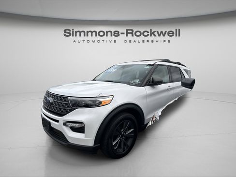 Used 2021 Ford Explorer XLT w/ Equipment Group 202A image 2