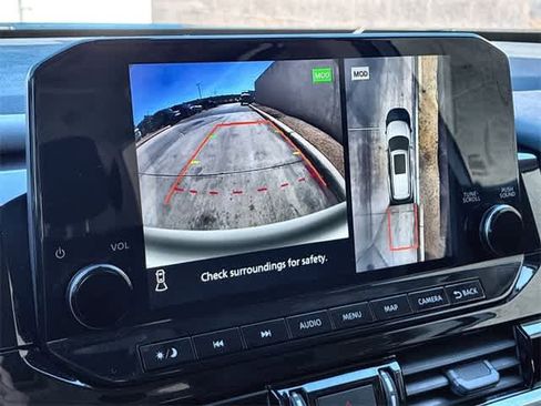 Used 2025 Nissan Pathfinder Platinum w/ Black Appearance Package image 32