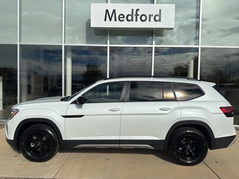 New 2026 Volkswagen Atlas Peak Edition image 7