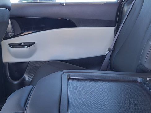 Used 2024 Kia Carnival EX image 17