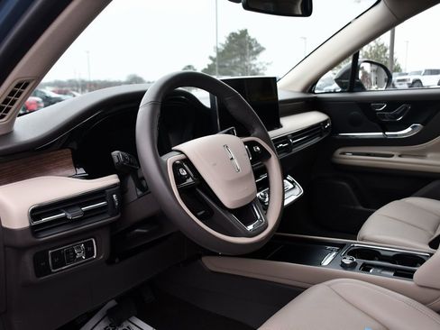 Used 2024 Lincoln Corsair Reserve w/ Towing Package image 11