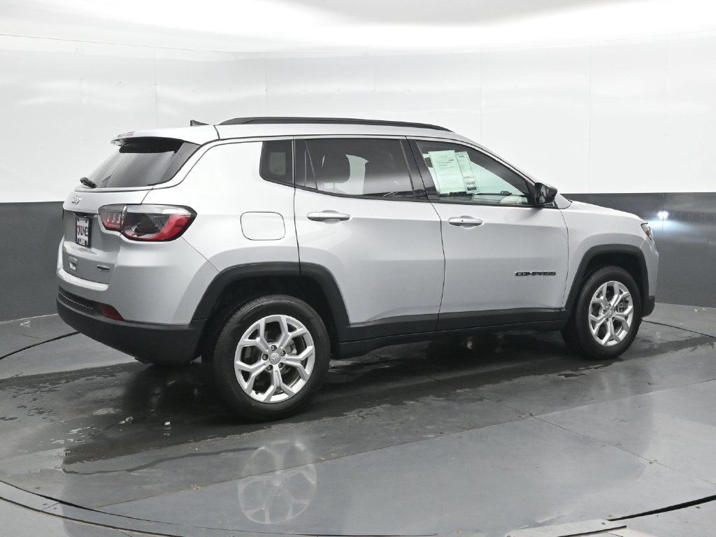 Used 2024 Jeep Compass Latitude AWD/4WD image 2
