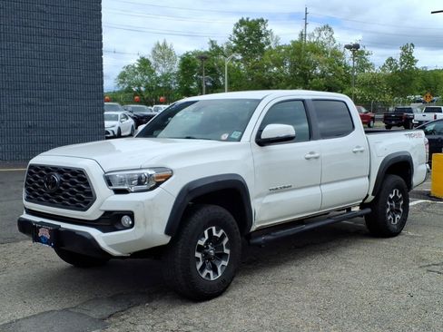 Used 2022 Toyota Tacoma TRD Off-Road AWD/4WD image 3
