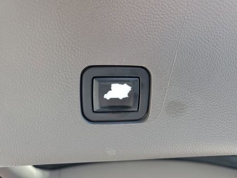 Used 2020 Chevrolet Traverse Premier w/ LPO, Cargo Package FWD image 9