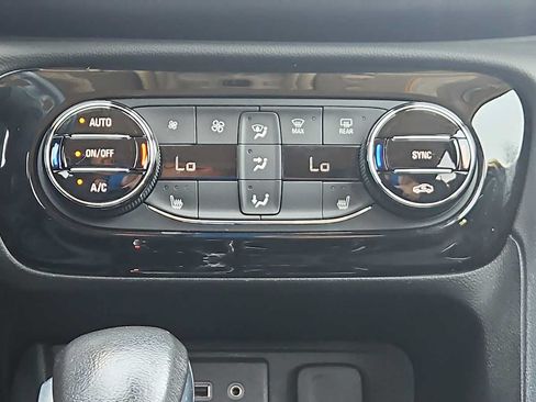 Used 2022 Buick Encore GX Select w/ Sport Touring Package FWD image 16