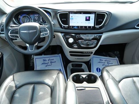 Used 2024 Chrysler Pacifica Touring-L FWD image 9