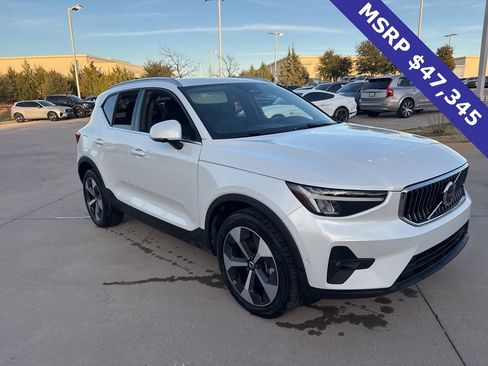 Certified 2025 Volvo XC40 B5 Plus image 3