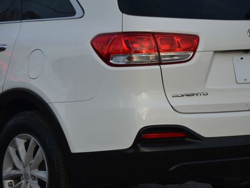 Used 2018 Kia Sorento LX image 38