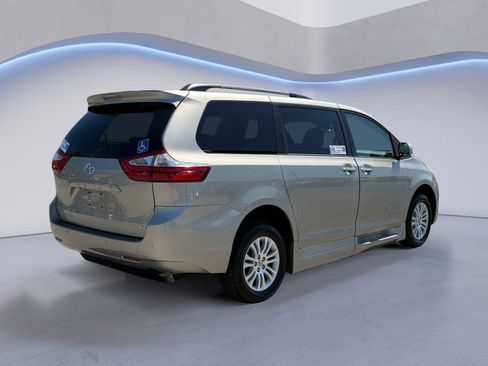 Used 2015 Toyota Sienna XLE w/ XLE Navigation Package FWD image 3