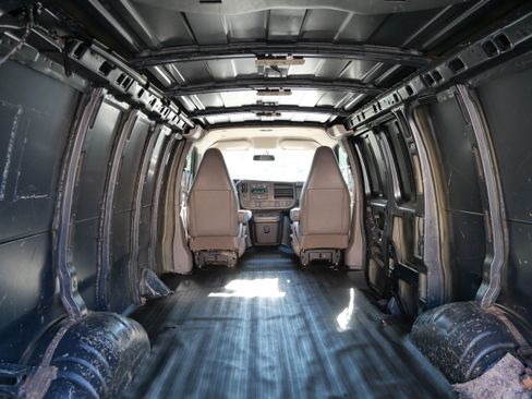 Used 2017 Chevrolet Express 2500 RWD image 18