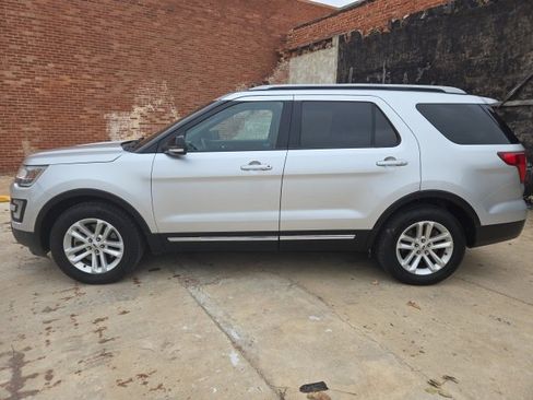Used 2016 Ford Explorer XLT w/ Equipment Group 202A image 4