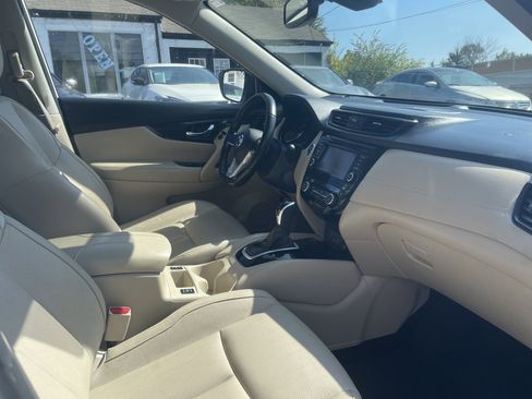 Used 2018 Nissan Rogue SL w/ Premium Package image 13