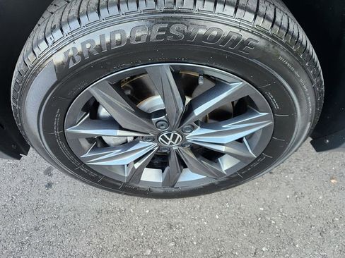 Certified 2023 Volkswagen Tiguan SE image 9