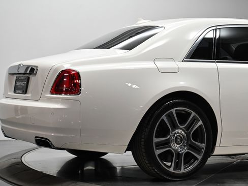Used 2017 Rolls-Royce Ghost image 14