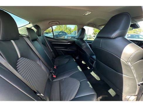 Used 2022 Toyota Camry SE image 17