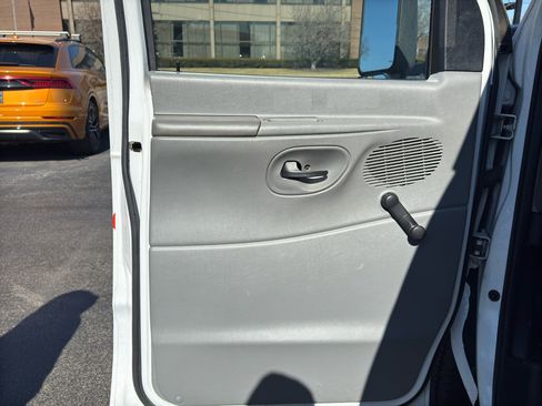 Used 2011 Ford E-450 and Econoline 450 Super Duty image 7