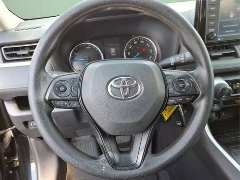 Used 2022 Toyota RAV4 LE AWD/4WD image 17