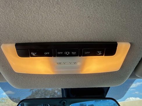 Used 2022 Nissan Versa SV image 38