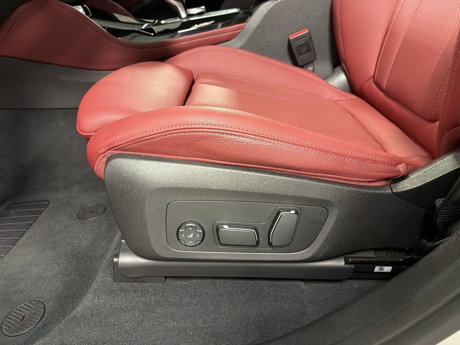 Certified 2025 BMW X4 xDrive30i AWD/4WD image 12