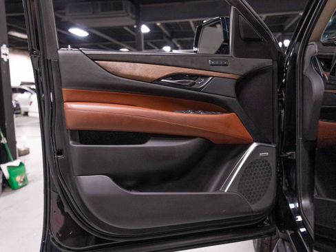 Used 2020 Cadillac Escalade Luxury w/ LPO, Radiant Package AWD/4WD image 4