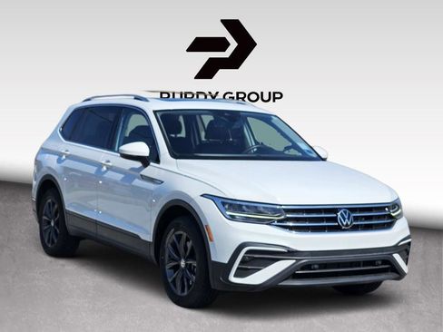 Used 2022 Volkswagen Tiguan SE w/ Panoramic Sunroof Package FWD image 1