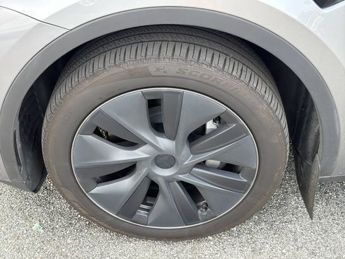 Used 2024 Tesla Model Y Long Range AWD/4WD image 11