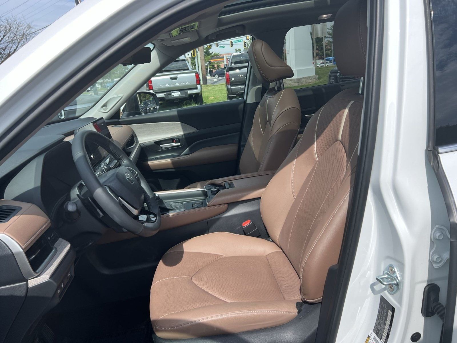 Used 2024 Toyota Grand Highlander AWD image 13