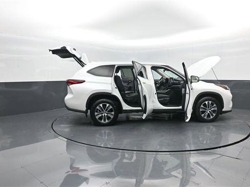 Used 2023 Toyota Highlander L image 37