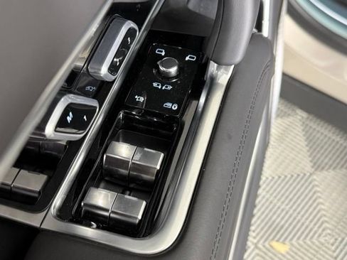 New 2025 Land Rover Range Rover Autobiography AWD/4WD image 28