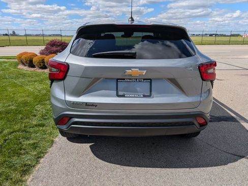 Used 2024 Chevrolet Trax LS FWD image 8