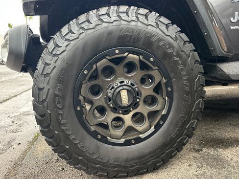 Used 2019 Jeep Wrangler Unlimited Sahara image 8