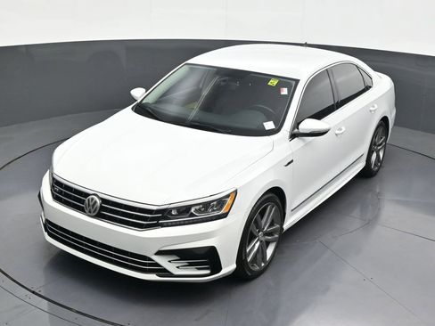 Used 2017 Volkswagen Passat 1.8T R-Line w/ R-Line Lighting Package FWD image 15