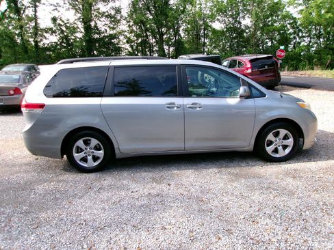 Used 2011 Toyota Sienna LE FWD image 9