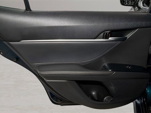 Used 2018 Toyota Camry XLE image 18