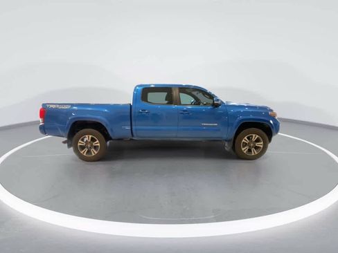 Used 2017 Toyota Tacoma TRD Sport AWD/4WD image 9