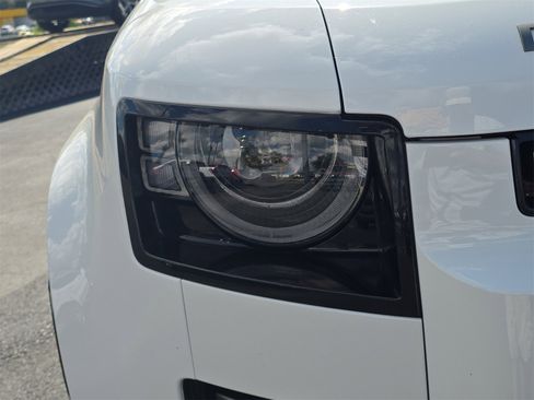 Used 2024 Land Rover Defender 110 X-Dynamic SE image 6