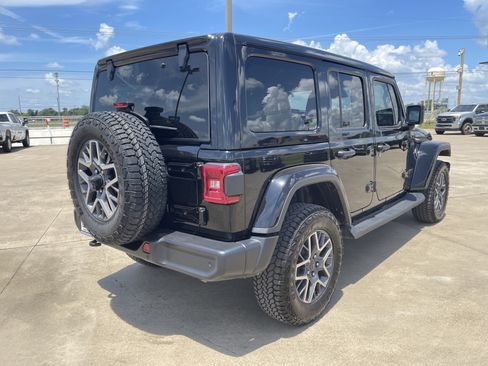 Used 2025 Jeep Wrangler Unlimited Sahara AWD/4WD image 4