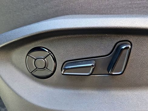 Certified 2025 Volkswagen Tiguan SE image 25