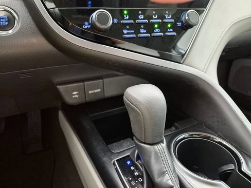 Used 2019 Toyota Camry LE w/ Convenience Package FWD image 20