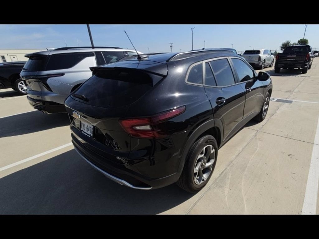 Used 2025 Chevrolet Trax LT w/ Driver Confidence Package FWD image 5