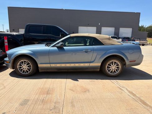 Used 2005 Ford Mustang Convertible RWD image 2