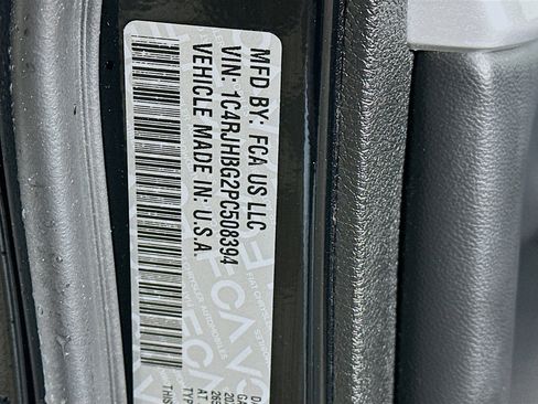 Used 2023 Jeep Grand Cherokee Limited w/ Black Appearance Package image 12