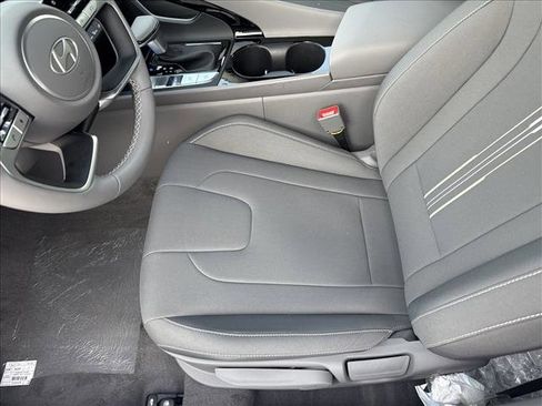 Certified 2025 Hyundai Elantra SEL image 4