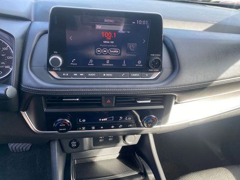 Used 2025 Nissan Rogue SV image 17