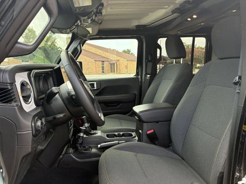 Used 2025 Jeep Wrangler Unlimited Sahara AWD/4WD image 23