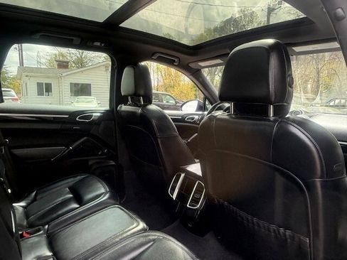 Used 2017 Porsche Cayenne Platinum Edition image 18